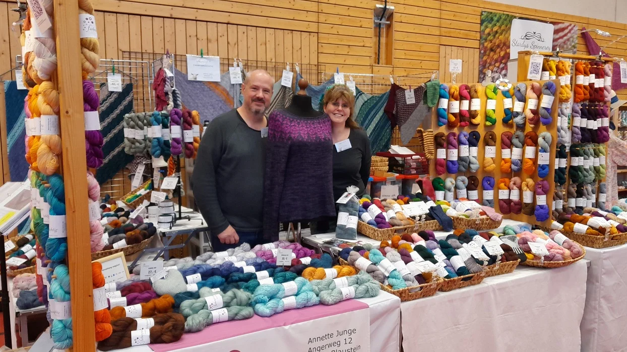 Der Stand des Labels farbenprächtig