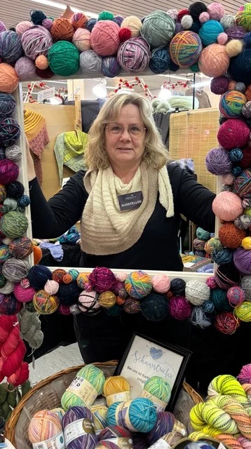 Bettina von Schnurstricks an ihrem Stand