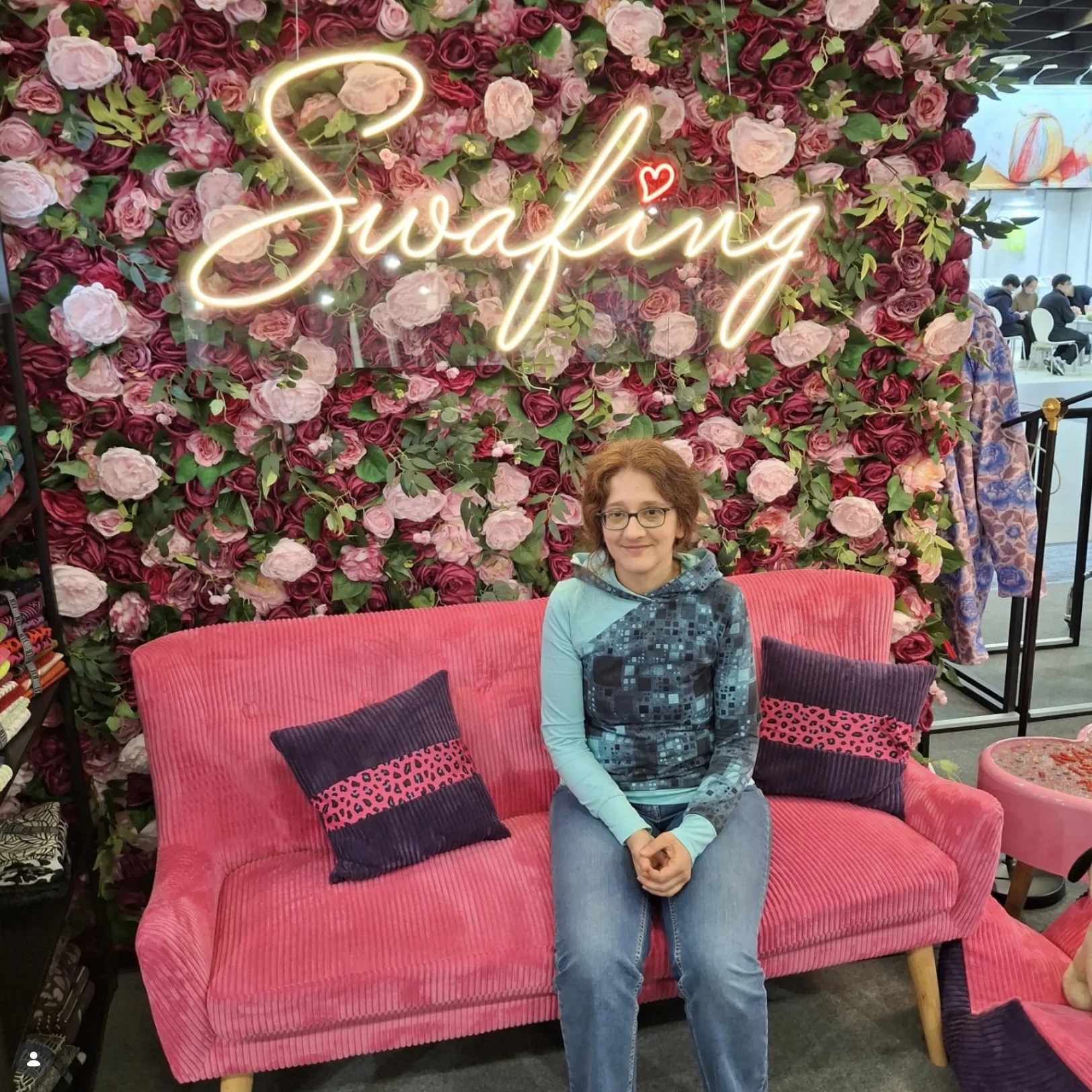 Stofftruhe - Simone auf dem Sofa