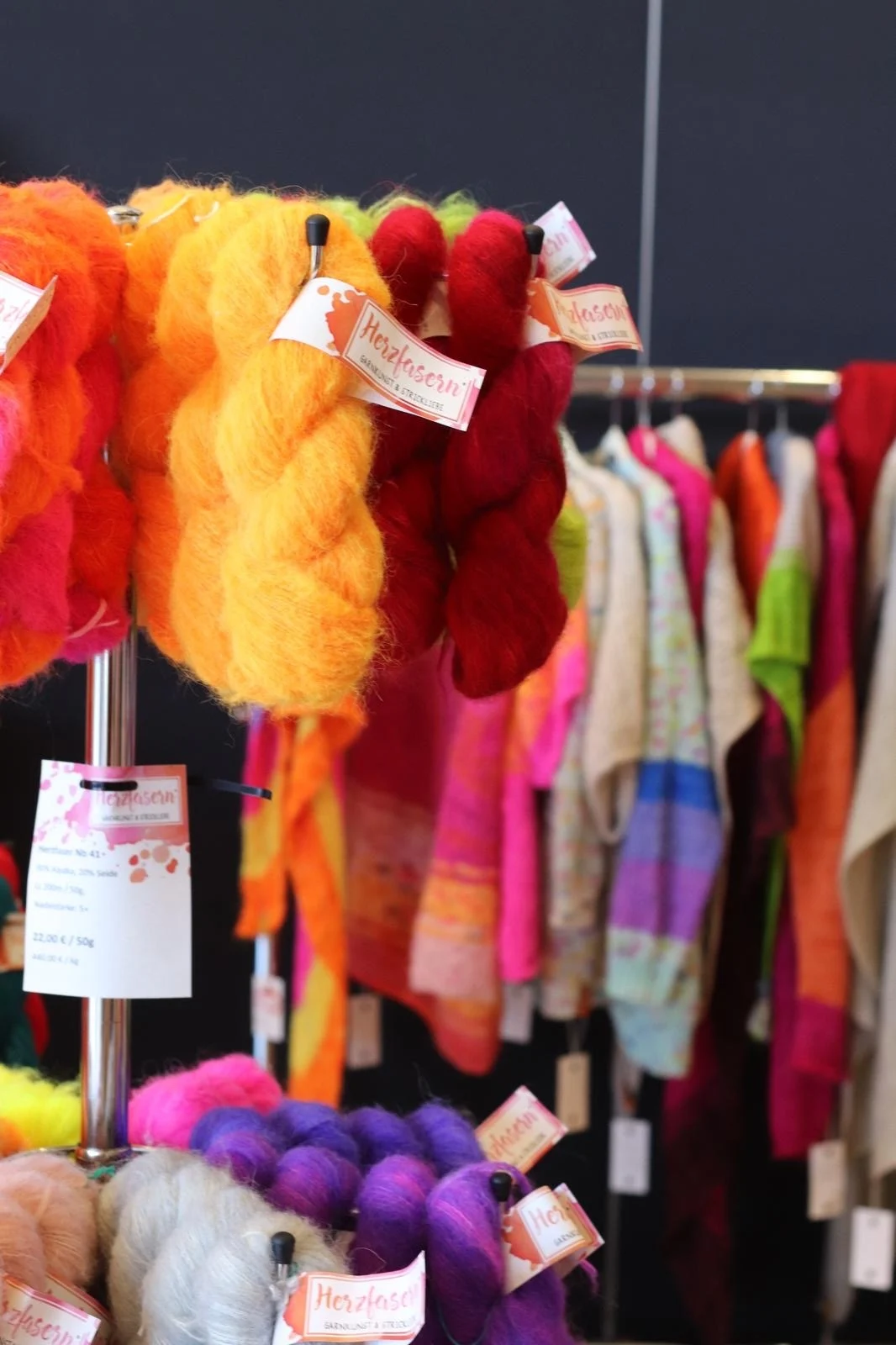 Bunte Stränge am Stand von Herzfasern