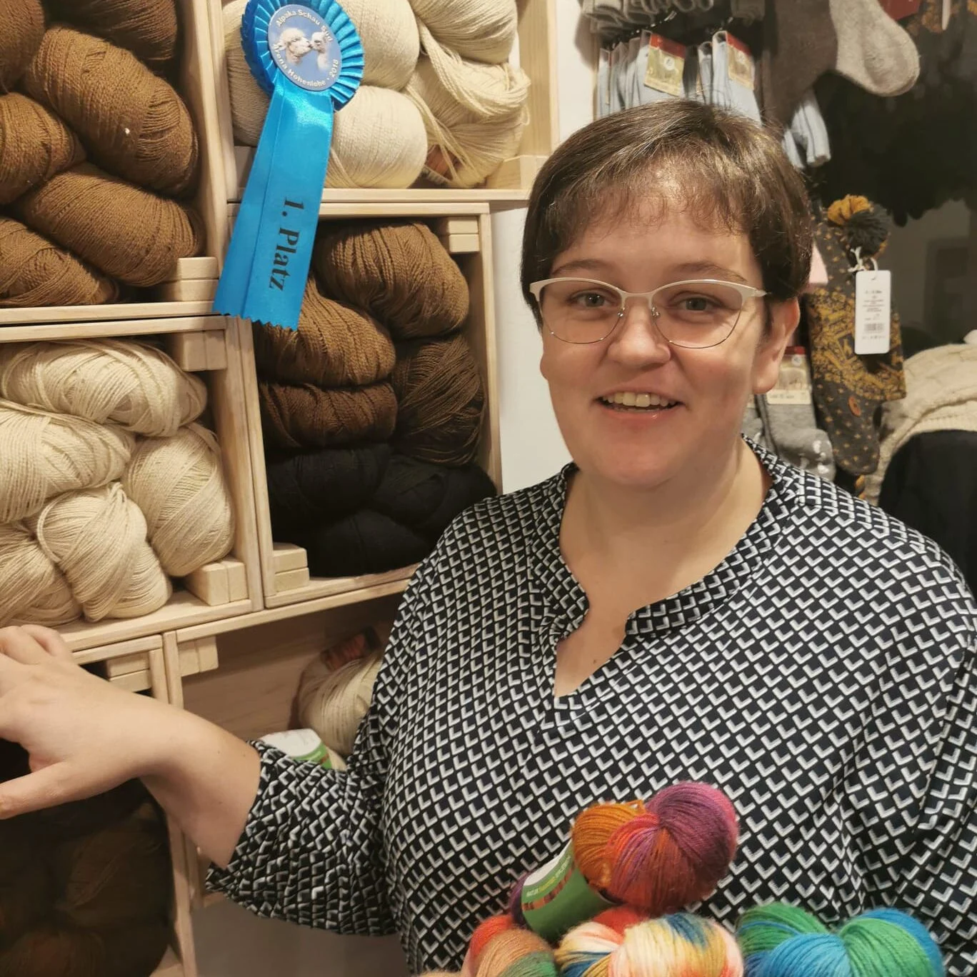Bianca Miessler mit Wolle aus ihrem Sortiment